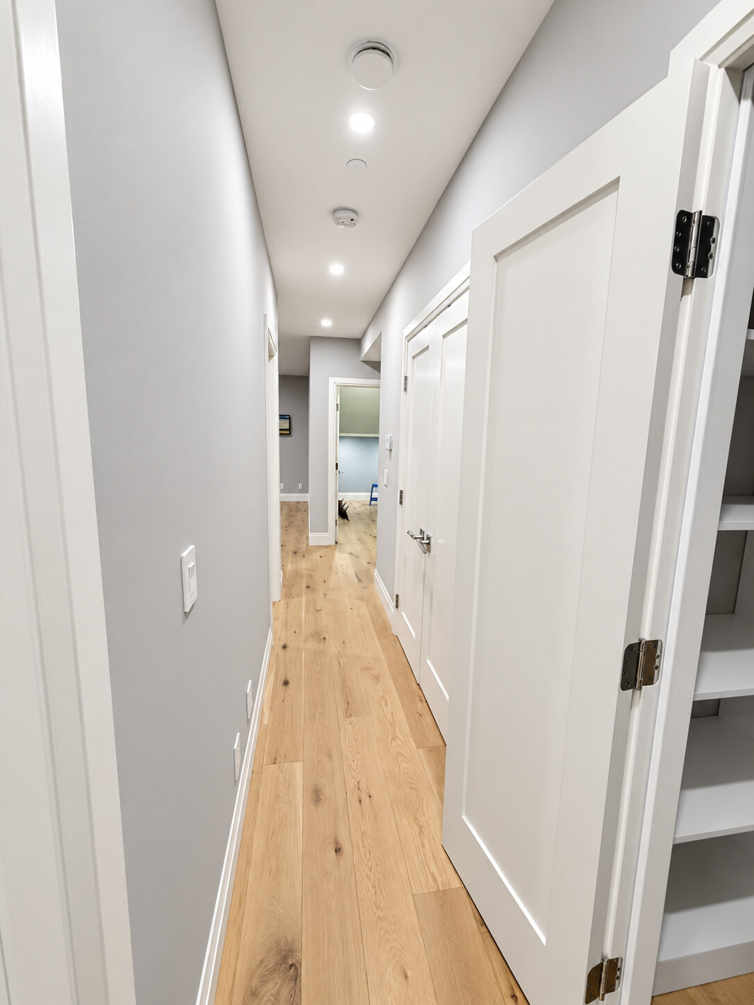 848 Roslyn Blvd, North Vancouver (Bsmt Suite)