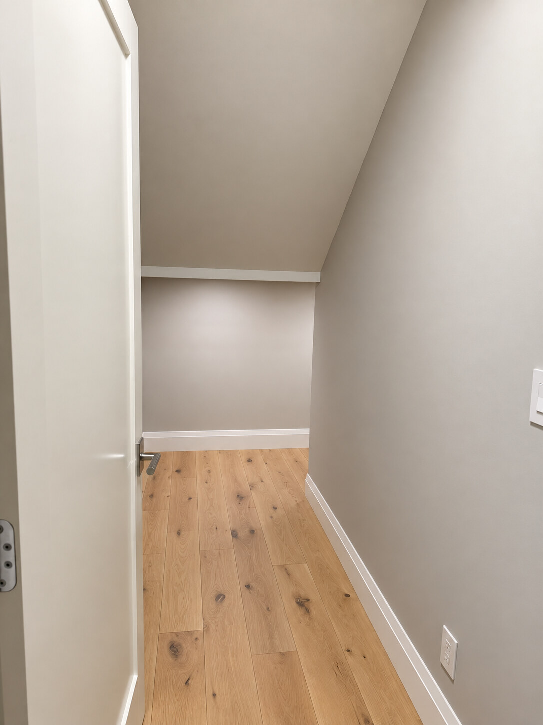 848 Roslyn Blvd, North Vancouver (Bsmt Suite)