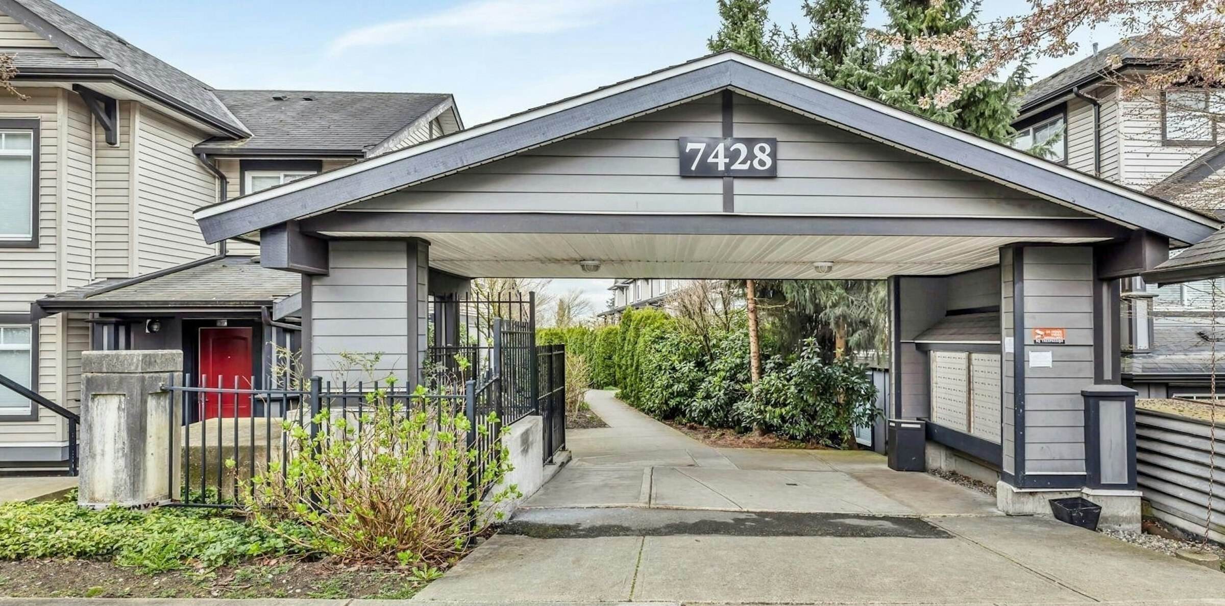 57-7428 14th Ave, Burnaby (Pets Allowed)