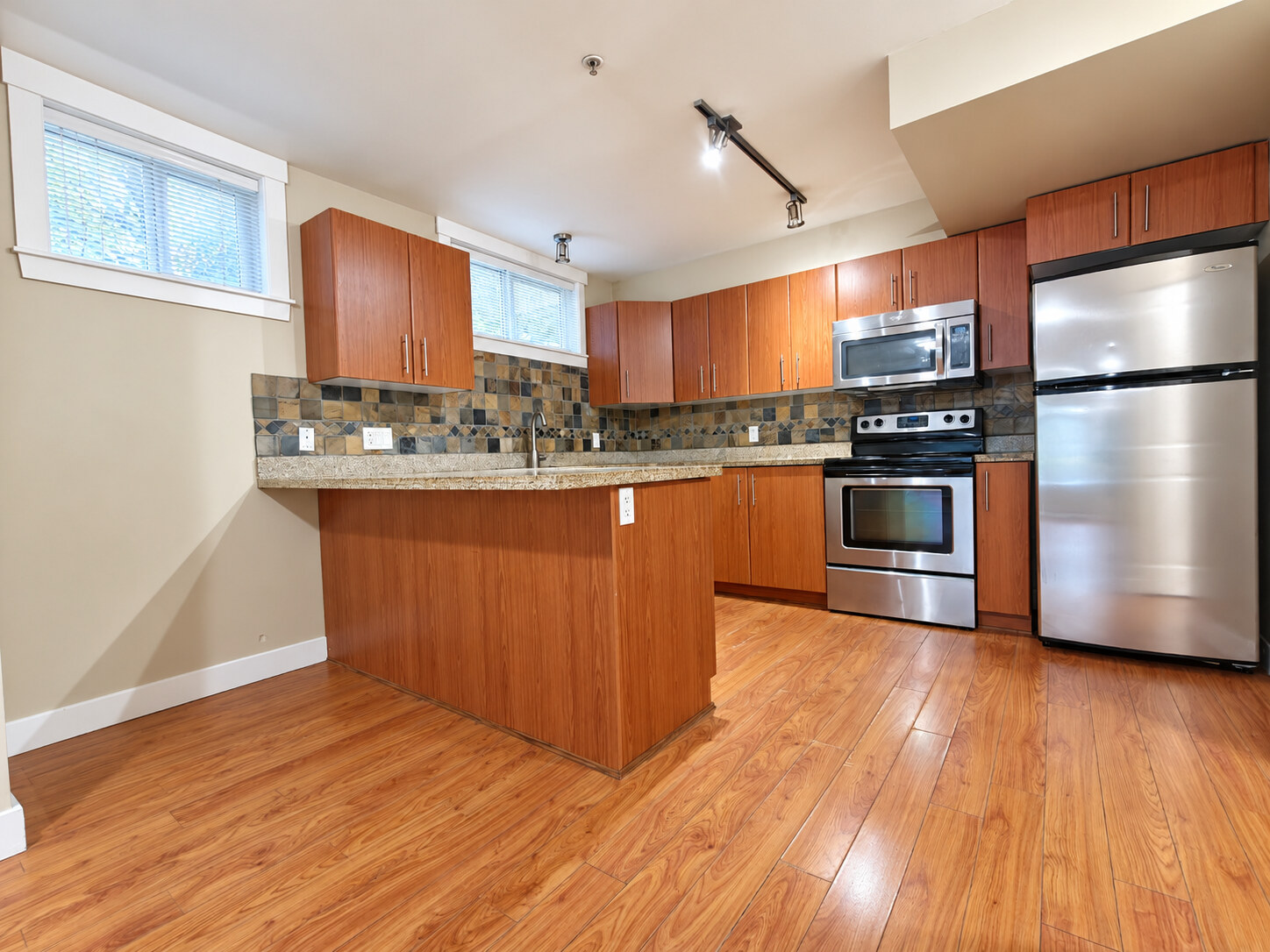 69-7428 14th Ave, Burnaby