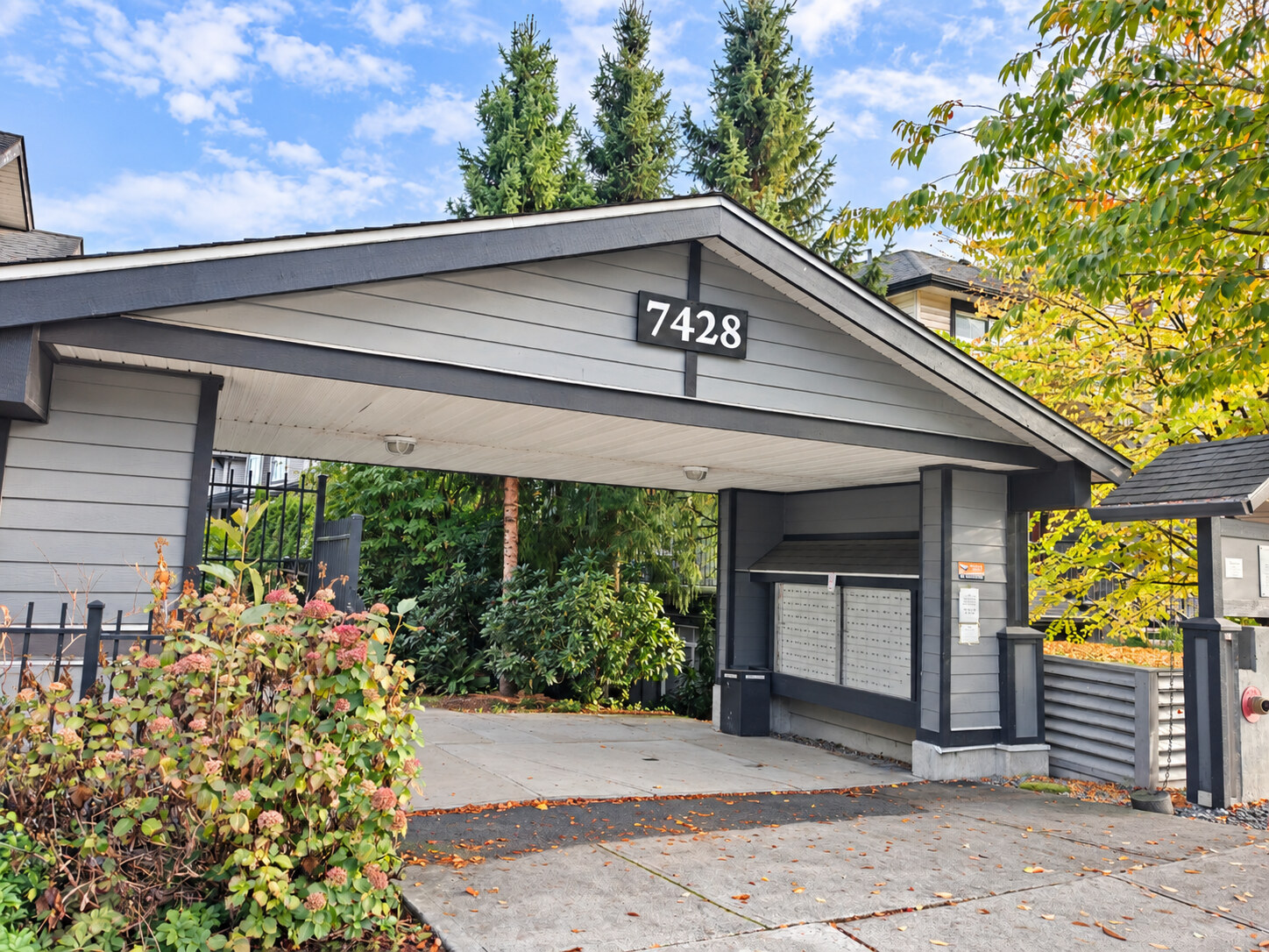 69-7428 14th Ave, Burnaby