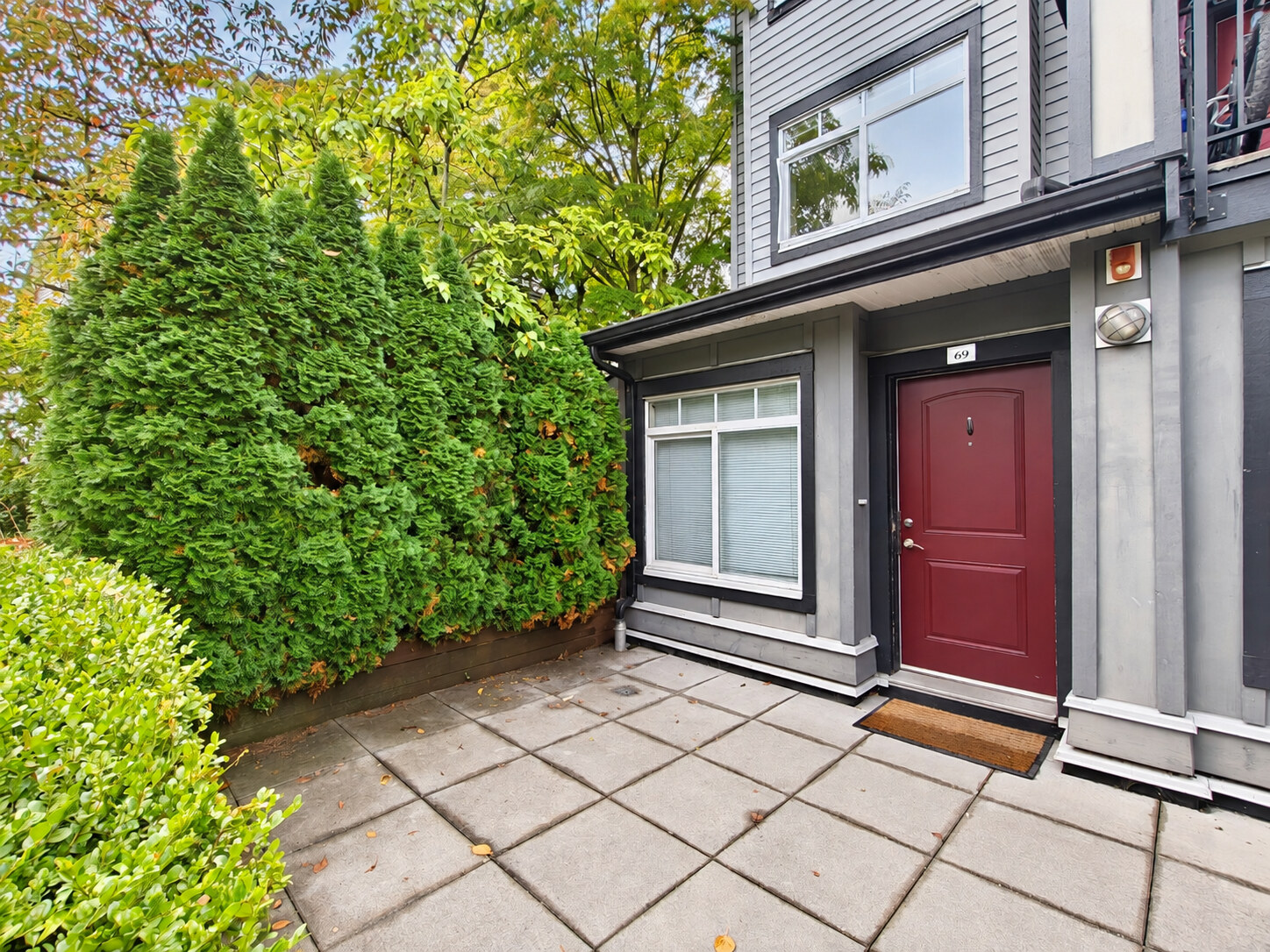 69-7428 14th Ave, Burnaby