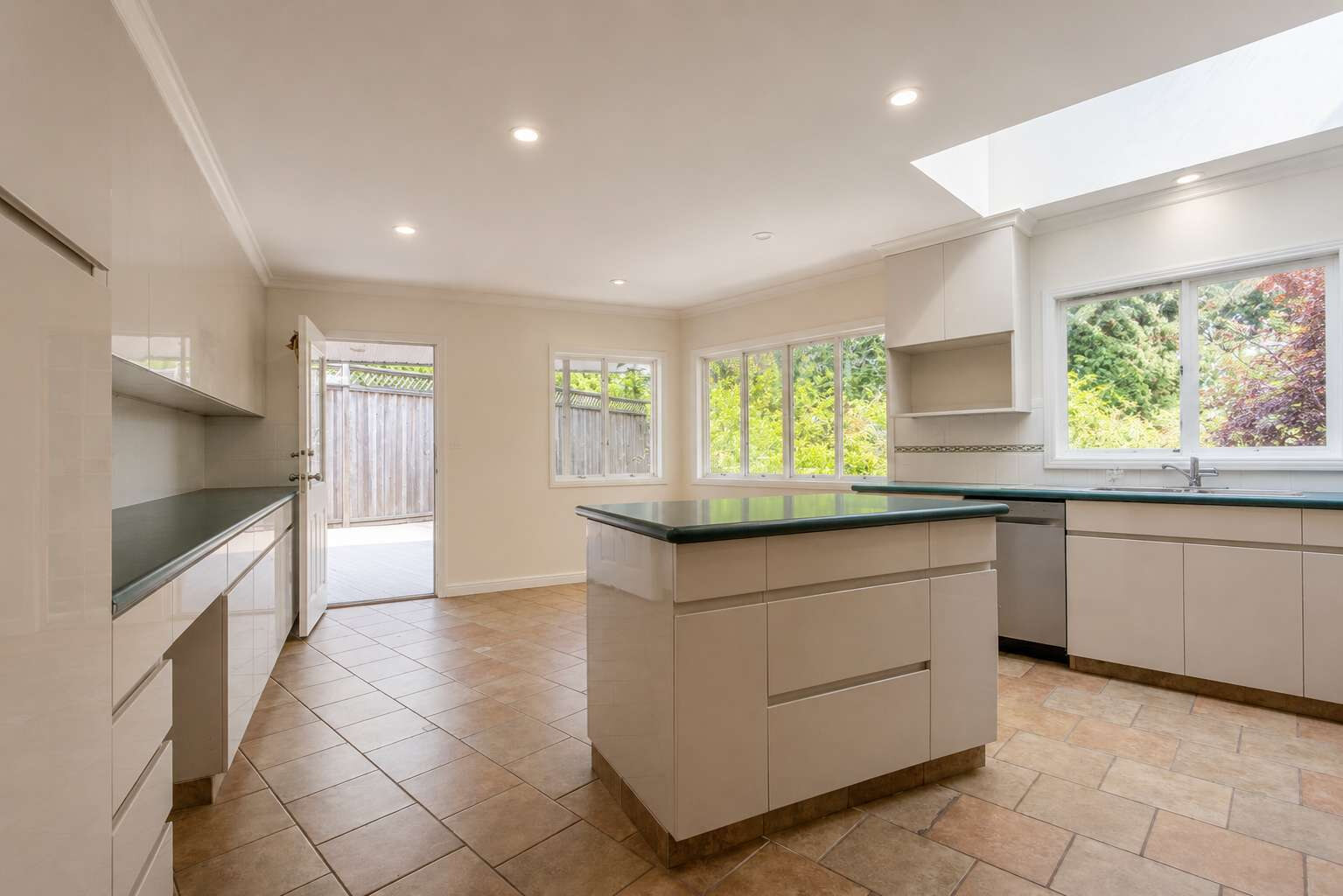 606 St Andrews Rd, West Vancouver (Upper level 3 bedrooms)