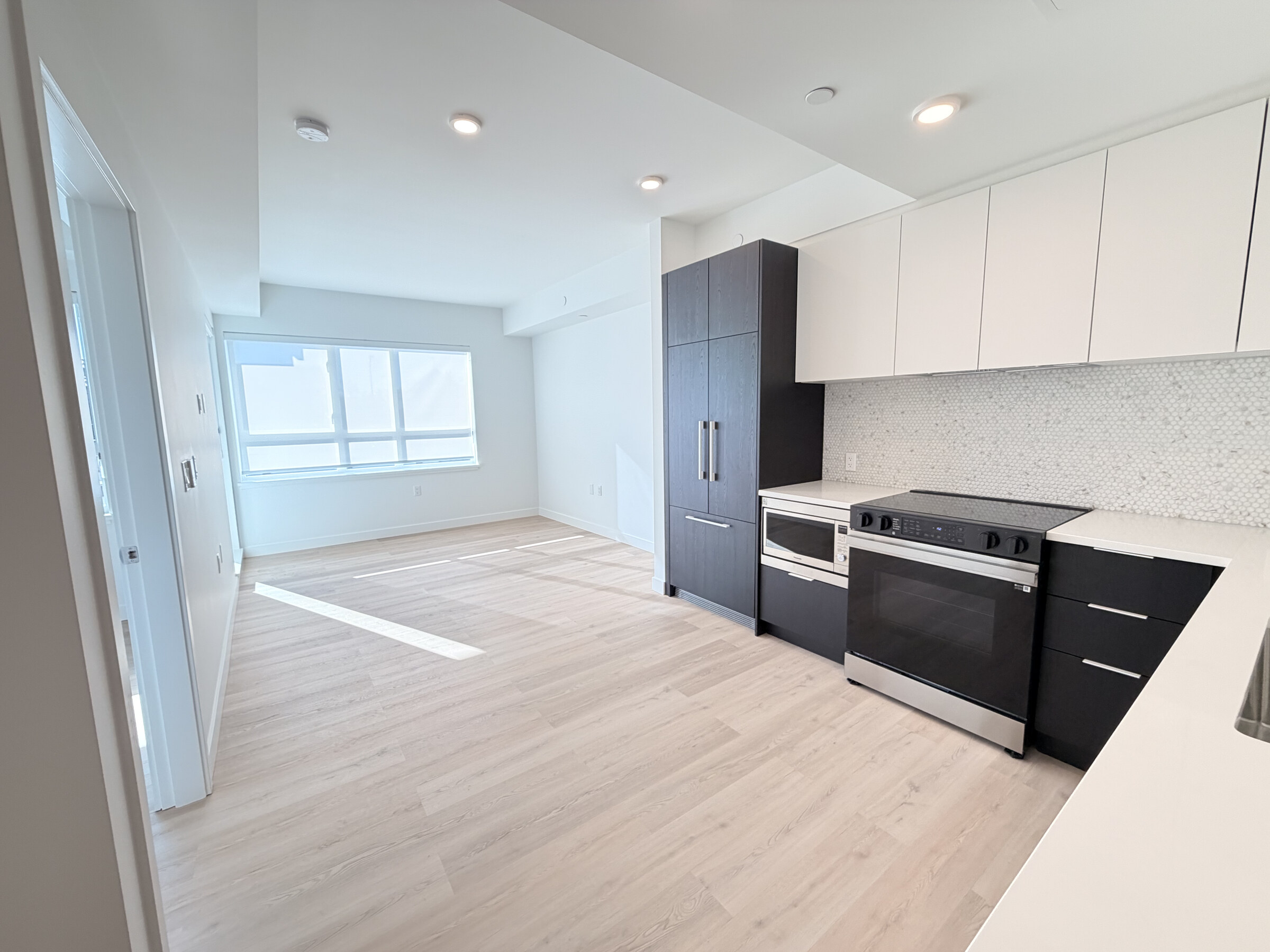 208-1616 Lloyd Avenue, North Vancouver
