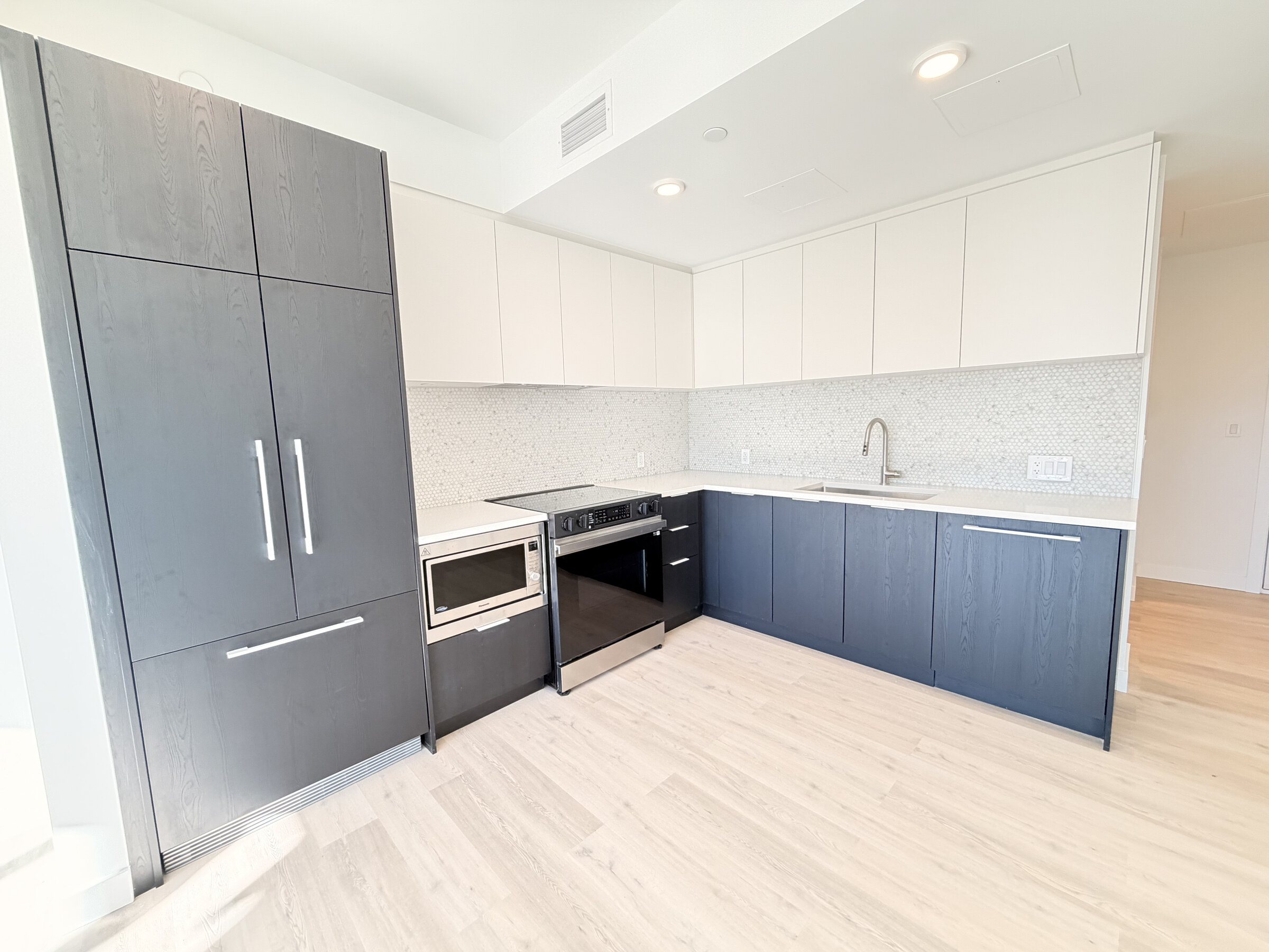 208-1616 Lloyd Avenue, North Vancouver