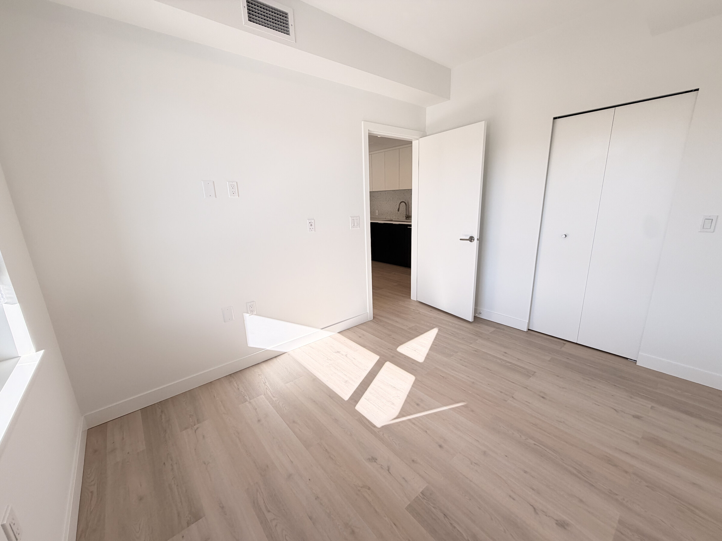 208-1616 Lloyd Avenue, North Vancouver