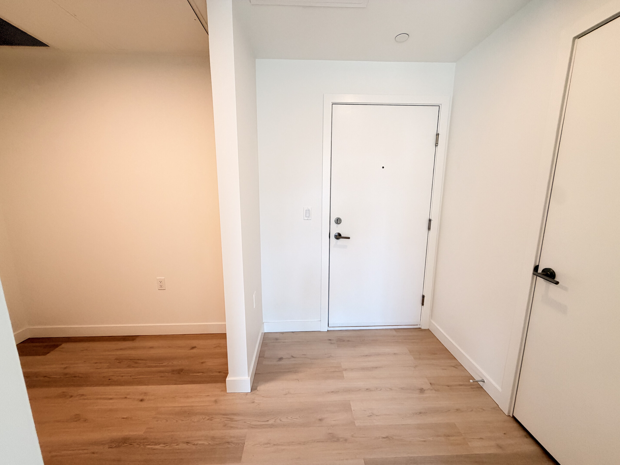 208-1616 Lloyd Avenue, North Vancouver