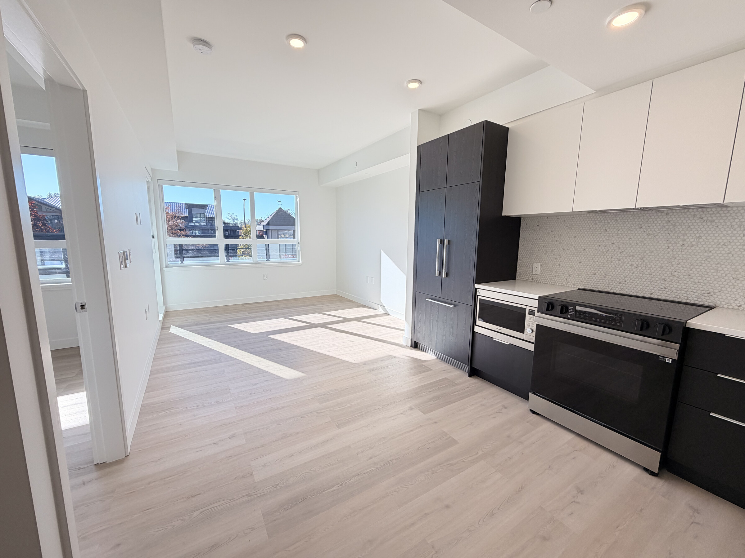 208-1616 Lloyd Avenue, North Vancouver