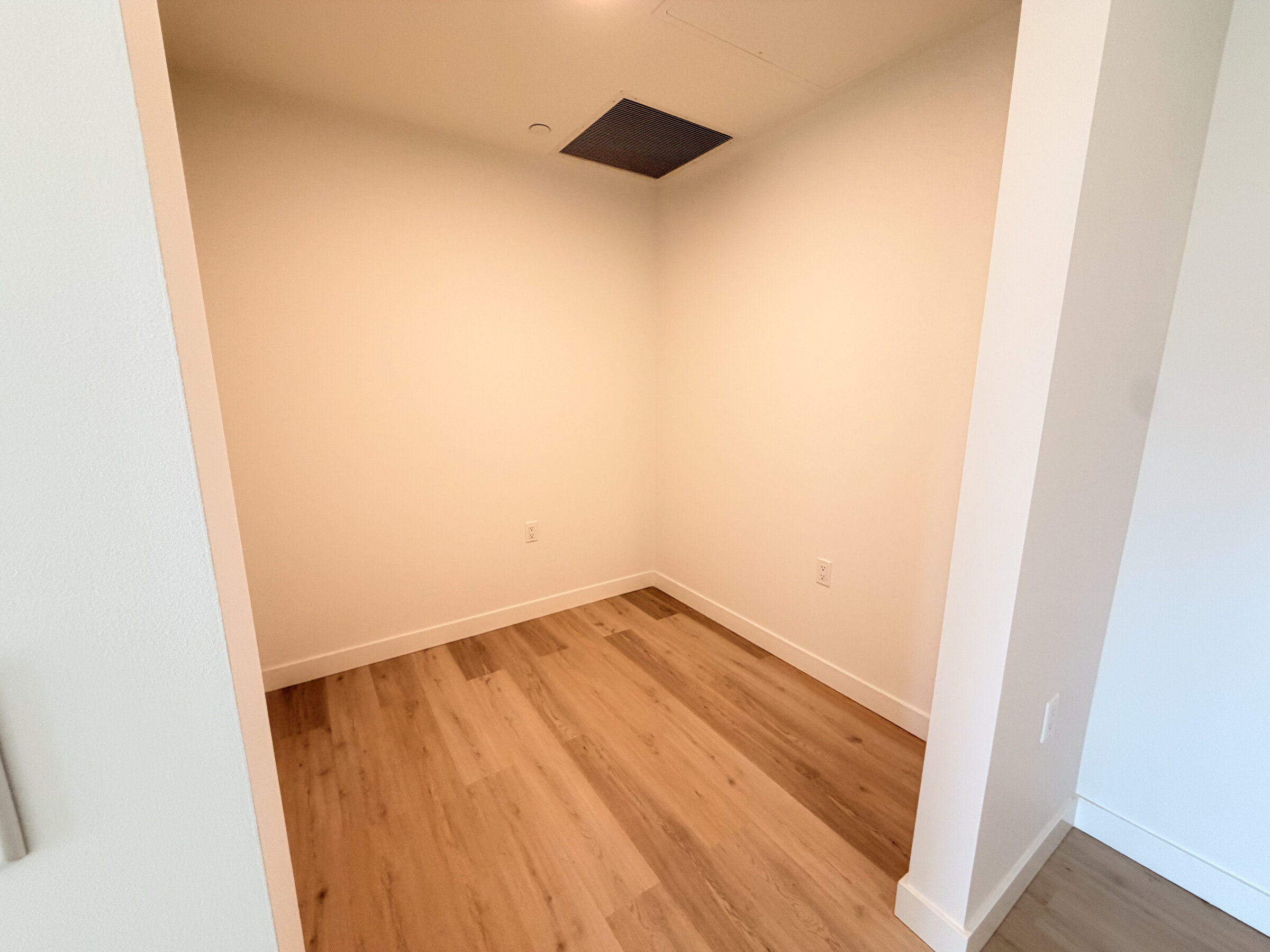 208-1616 Lloyd Avenue, North Vancouver